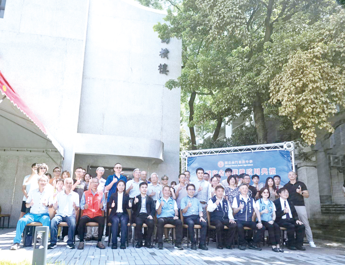 金門高中新建學生宿舍勤樸樓落成啟用，與會貴賓合影。（許峻魁攝）