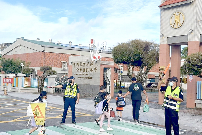 金門縣警察局啟動「護童專案」勤務，出動警力於上、下學重點時段加強巡邏守望、交通疏導及安全維護，守護學童安全。（金城分局提供）