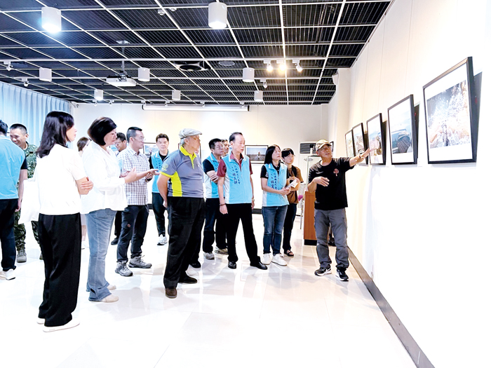 《潮水退後，生命登場》潮間帶生態紀實攝影開展，洪清漳解說作品內涵。（烈嶼鄉公所提供）