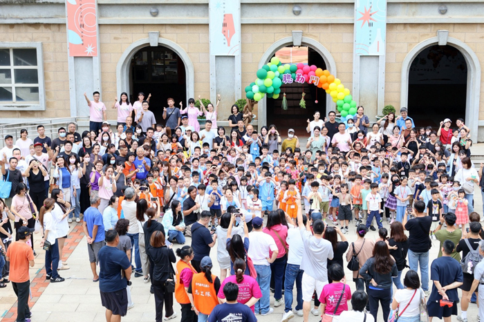 中正國小以「快樂成長、創意無限」為主題，帶著小一新生開啟最重要的學習旅程。（中正國小提供）