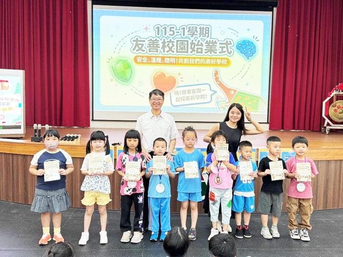 安瀾國小陳來添校長、老師、小一新生於始業式合照。
（安瀾國小提供）