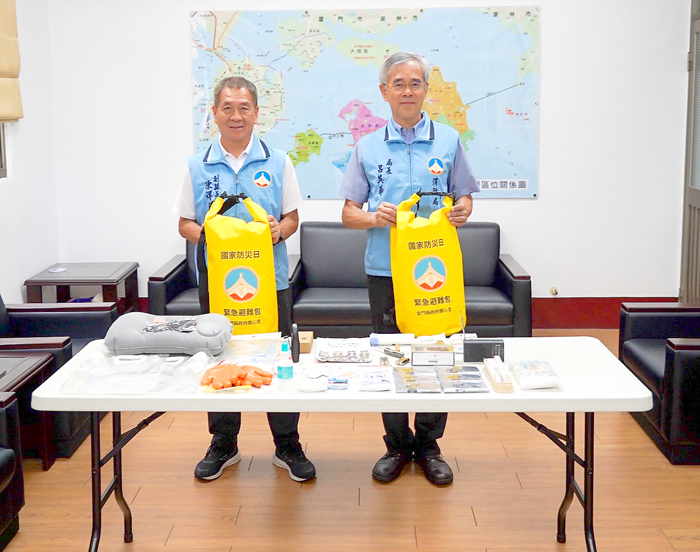 副縣長陳祥麟（左）與消防局長呂英華（右）共同響應「我的緊急避難包開箱照」宣導活動。（消防局提供）
