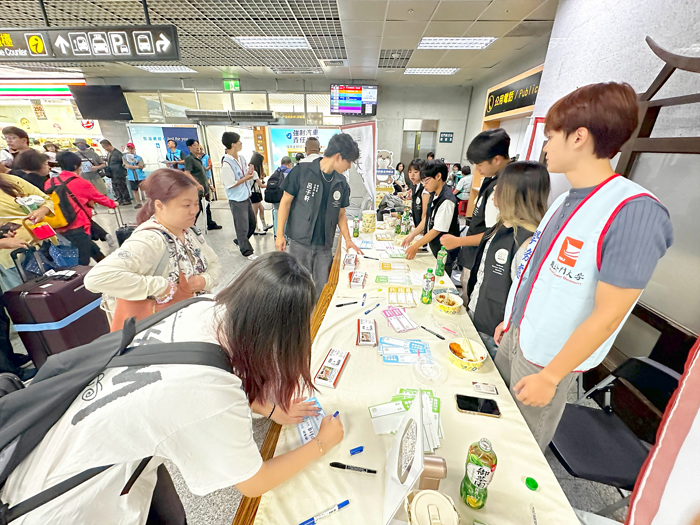 金門大學展開新生接機與報到服務。（金大提供）