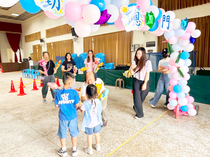 何浦國小校長陳正字在勤聰門迎接新生。
（何浦國小提供）