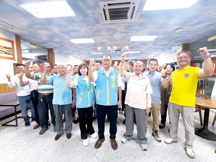 縣長參選人李文良前往金門縣選舉委員會完成金門縣長的參選登記作業。（許峻魁攝）