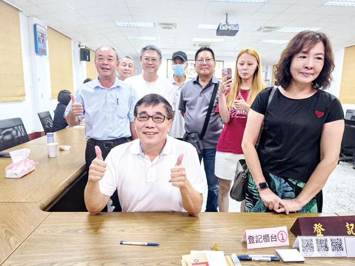 縣長參選人張國威前往金門縣選舉委員會完成金門縣長的參選登記作業。（許峻魁攝）