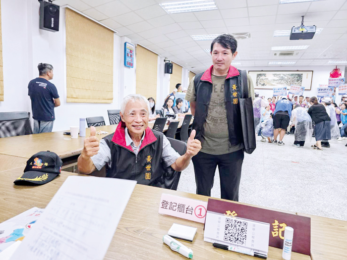 縣長參選人黃世團前往金門縣選舉委員會完成金門縣長的參選登記作業。（許峻魁攝）