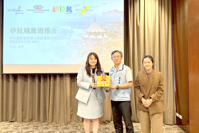 縣府觀光處長許績鑫與砂拉越旅遊局北亞區經理等人於說明會中合影。（縣府提供）