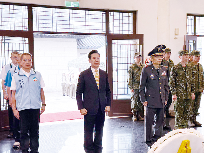 金門縣長陳福海與金防部指揮官黃先任共同主祭，向為國捐軀的烈士致上最深切的追思與崇高敬意。（呂肇忠攝）