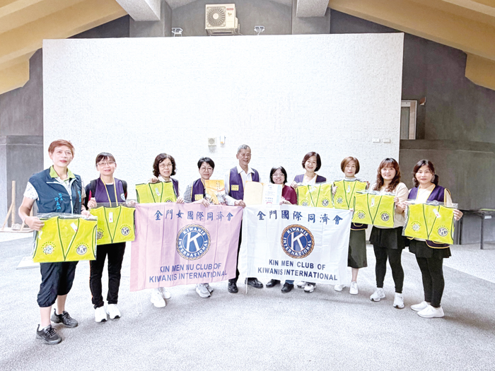 國際同濟會台灣總會中A區金門會及金門女國際同濟會特別捐贈導護志工背心予金湖國民小學。（金湖國小提供）