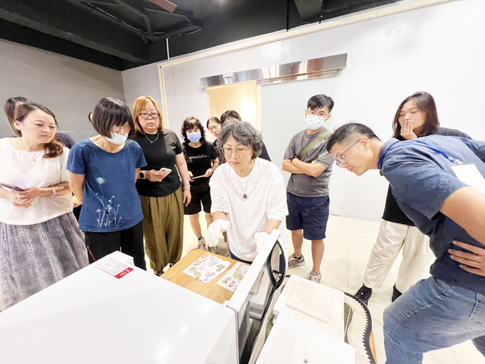 學員們聚精會神等待作品出爐。（林秉志攝）