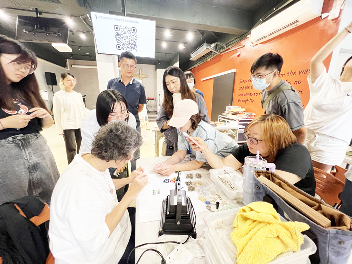 彩繪琉璃賦予回收酒瓶全新的價值。
（林秉志攝）