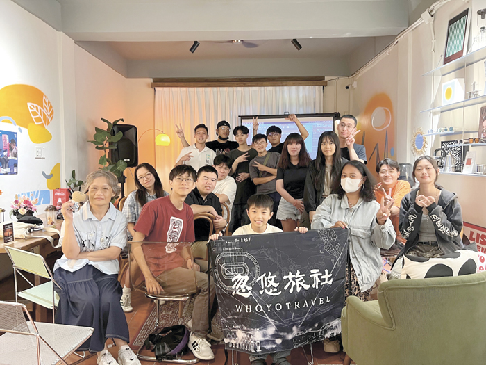 參與學員們在咖啡微醺工作室內開心合影，為在地創作能量留下紀念。（林秉志攝）