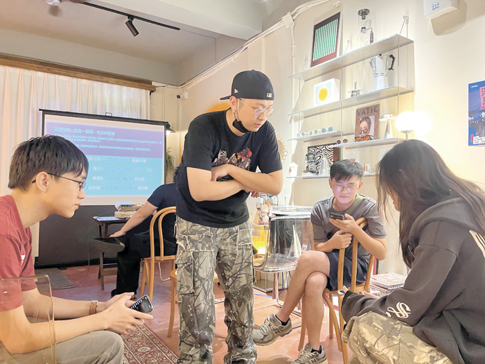 老師黃柏洋（KIM YOUNG）幫助學員一起創作。（林秉志攝）