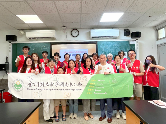 金寧中小學召開「一一五學年度志工大會」，會中並同時完成志工隊幹部改選。（金寧中小學提供）