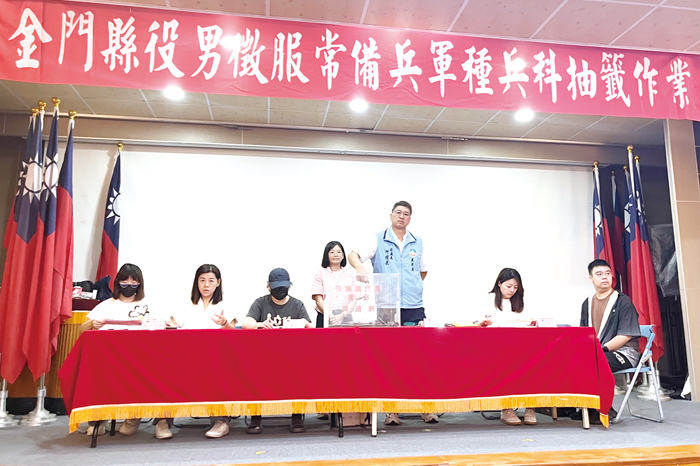 縣府辦理「115年全縣役男徵服常備兵軍種兵科抽籤作業」，由民政處副處長何桂泉主持。（莊煥寧攝）
