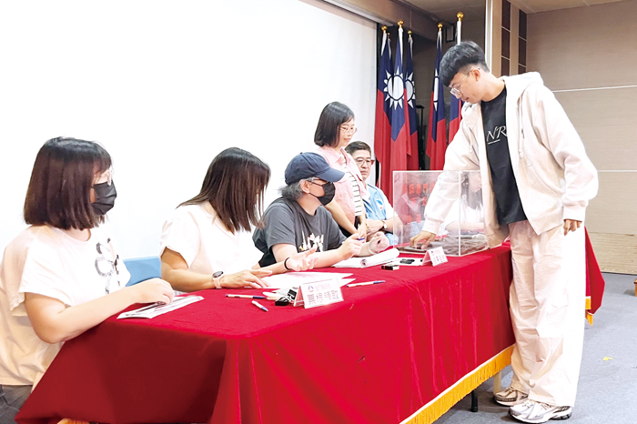 到場的役男親自上台抽籤。（莊煥寧攝）