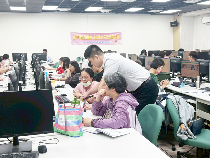 金門縣志願服務推廣中心於金門大學圖資大樓電腦教室辦理「志願服務資訊整合系統教育訓練」。（社會處提供）