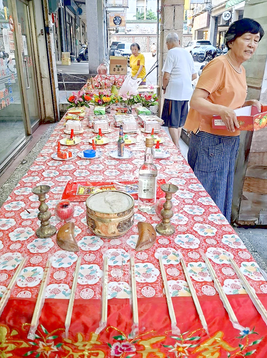 農曆七月二十六日，金城鎮西門境舉行普渡。（蔡麗玉攝）