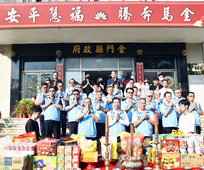 縣府舉行中元普渡祈福祭典，縣長陳福海率縣府各局處主管誠心祈願國泰民安、風調雨順、縣民平安健康。（莊煥寧攝）