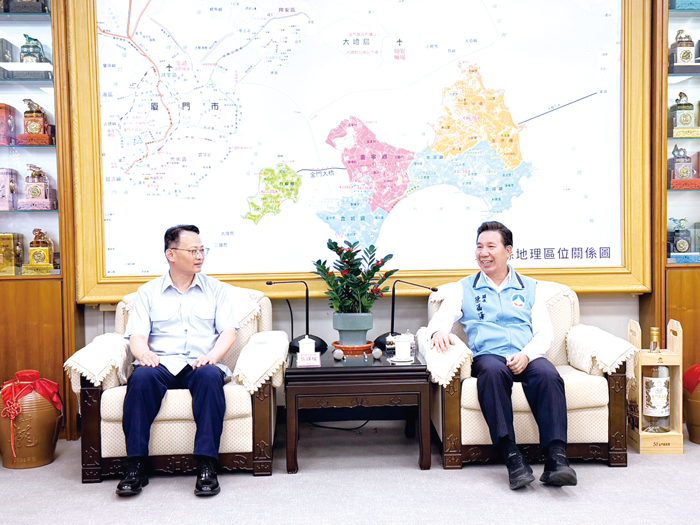 第九岸巡隊新任隊長張維權履新拜會縣長陳福海，交流岸巡勤務與海域安全。（李映蓉攝）