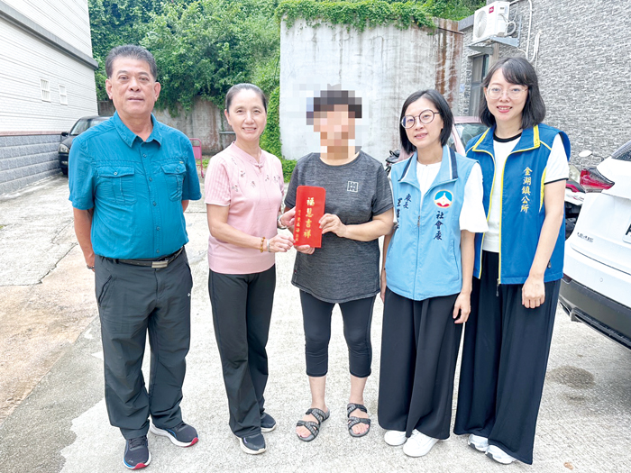縣長夫人許梨羡、金湖鎮長陳文顧及社會處長王茲繐偕同金湖鎮公所社會課長許晏瑜致贈中秋慰問金。（金湖鎮公所提供）