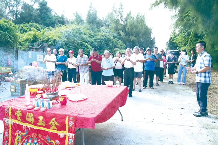 農曆7月28日，古崗聚落依循傳統祭祀好兄弟。（許峻魁攝）