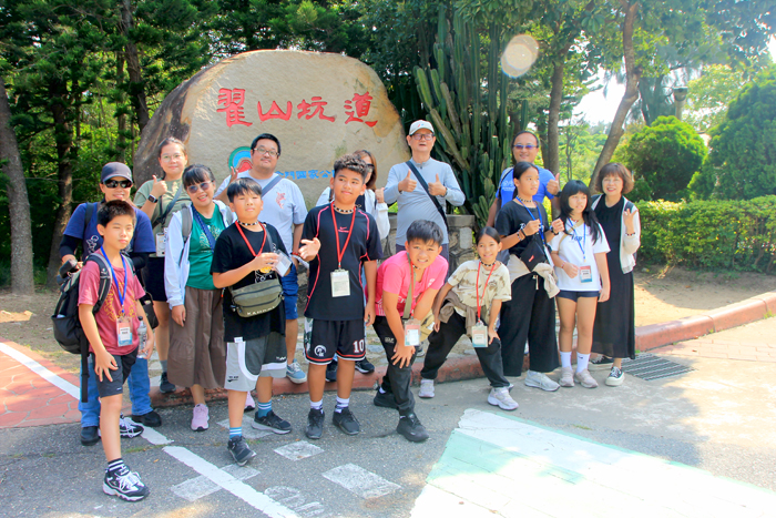 極東遇見極西！蘭嶼東清國小與上岐國小跨海交流，達悟族師生一行參觀金門景點。（上岐國小提供）