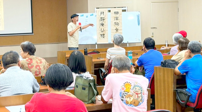 藝術家吳鼎仁（站立者）解析呂世宜書藝精髓。（蔡麗玉攝）