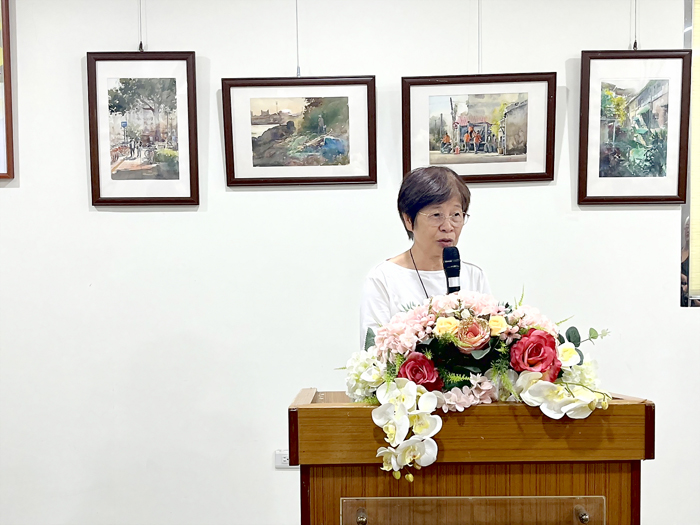 藝術家陳秀娟感謝這次展出的機會，能把作品帶出傳統畫廊，放進鄉親日常洽公的空間。（高凡淳攝）