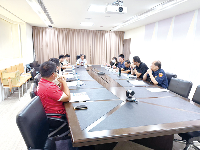 金門縣政府觀光處召集警察局、監理站、消保官及相關業者召開會議，全面檢視近期微型電動二輪車租賃管理及交通安全情形。
（觀光處提供）