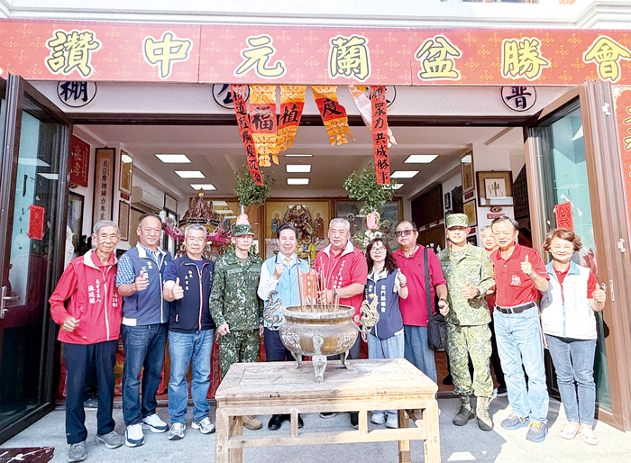 縣長陳福海獻爐敬金並與萬安堂主委王添泉及各界貴賓合照留念。（李薇薇攝）