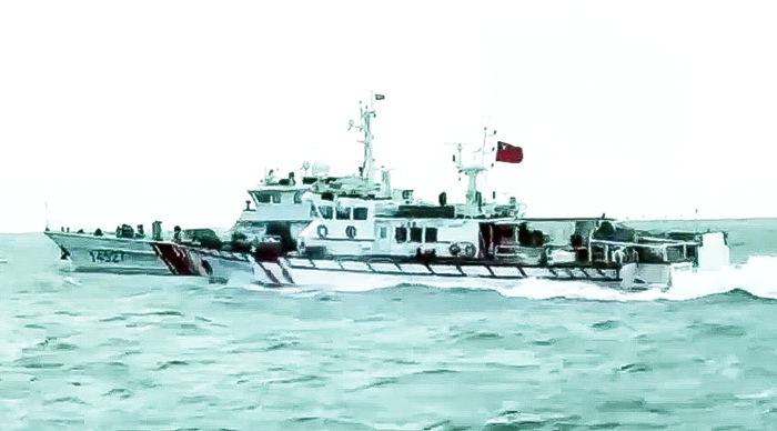中國海警一週三次闖金門限制水域，海巡不畏風浪強勢驅離。（海巡署提供）