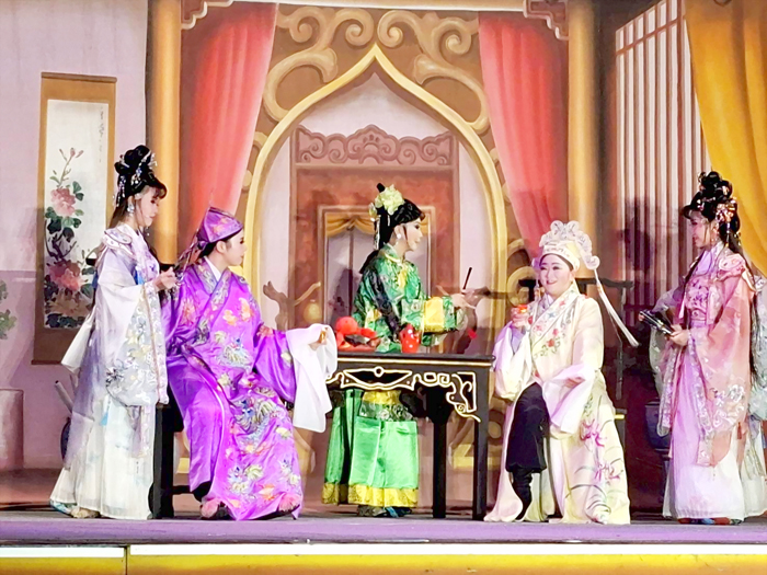新和興總團《青樓淚》金門登場吸引人潮。（蔡麗玉攝）