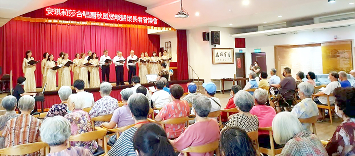 安琪莉莎合唱團歌聲暖進大同之家。（蔡麗玉攝）
