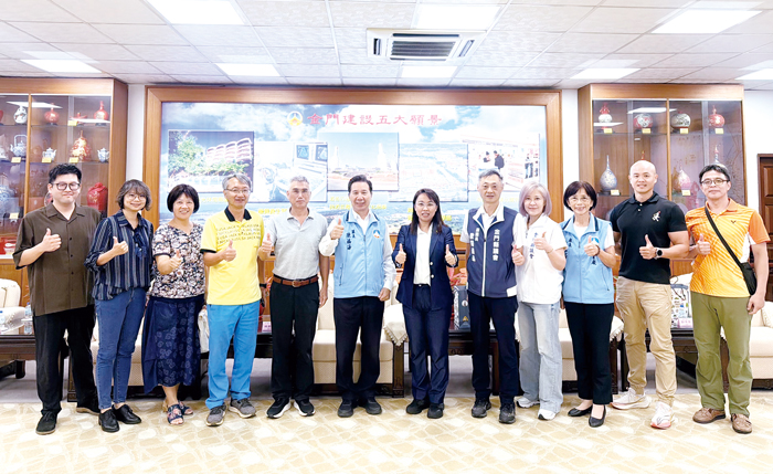 金門高中校長鄭青青率學校團隊拜會縣府，與縣長陳福海就校務發展、學生學習及國際教育等議題座談交流。（李映蓉攝）