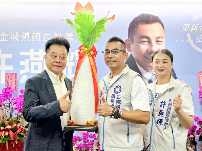 許燕輝競選總部成立，議長洪允典致贈好彩頭。（許峻魁攝）