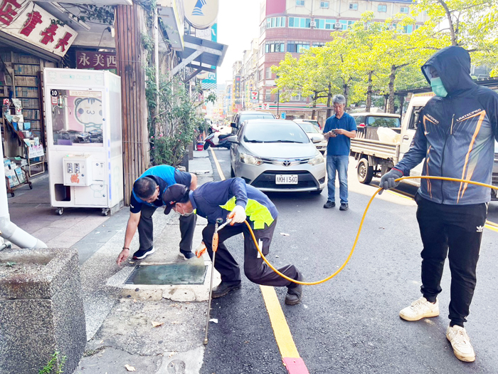 鎮長陳文顧（左一）督導環境消毒工作。 （金湖鎮公所提供）