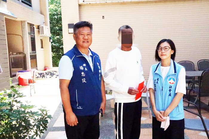 縣府偕金寧鄉團隊慰問低收入戶。
（金寧鄉公所提供）