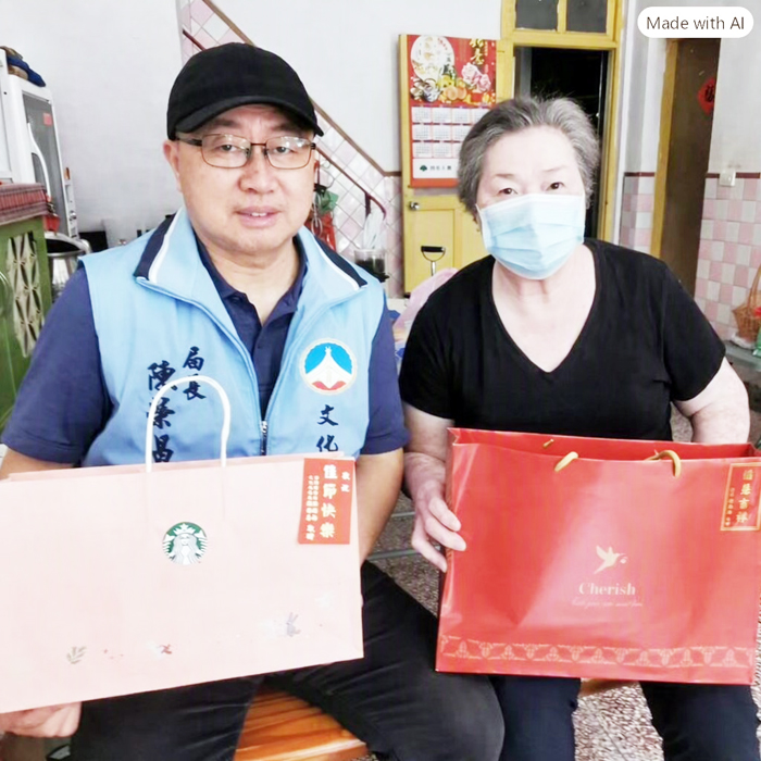 局長陳榮昌關懷傅女士。（文化局提供）