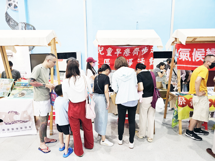 金門縣早期療育服務中心設置宣導攤位，透過簡單好記的兒童發展順口溜，向親子家庭介紹學齡前孩子的成長歷程。
（社會處提供）