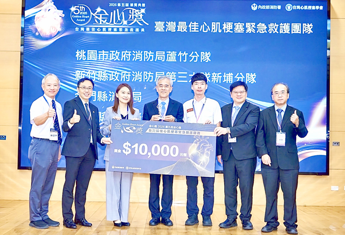 金門縣消防局獲金心獎─台灣最佳心肌梗塞緊急救護團隊，消防局長呂英華（中）與金寧分隊隊員洪嘉壕（右三）出席頒獎典禮。（消防局提供）