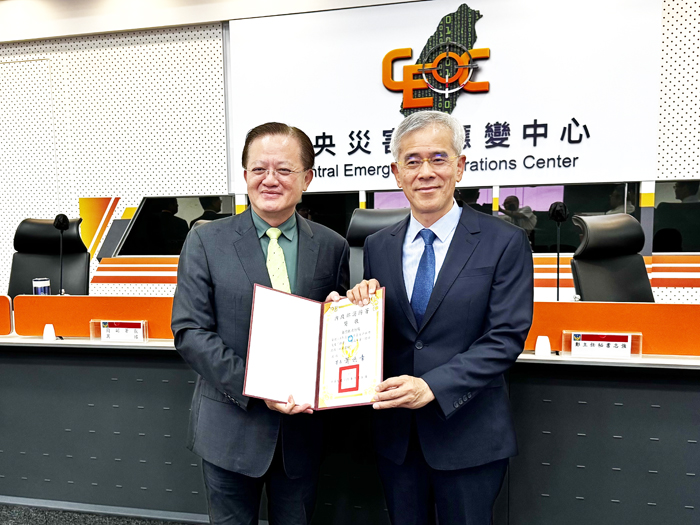 金門縣消防局全國工作獲評「特優機關」最高等第，內政部消防署署長親授表揚。 （消防局提供）