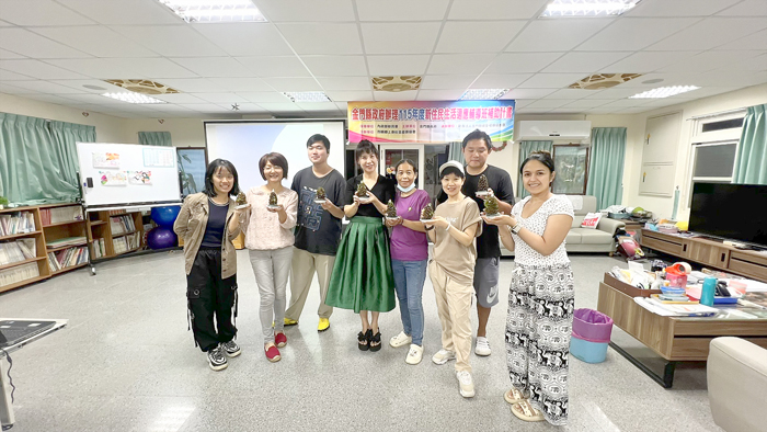 學員們與講師於課程中分享成果。（金門縣婦女權益促進會提供）
