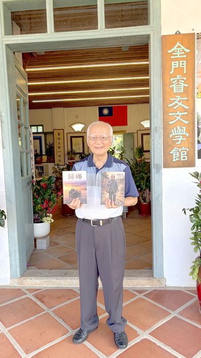 縣籍作家陳長慶推出長篇小說《戇姆婆》以及小說集《歸鄉》兩部新書。
（陳長慶提供）