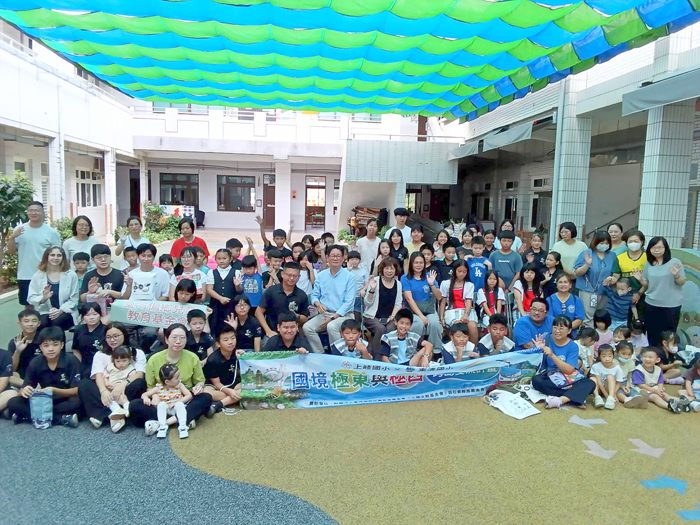 東清國小達悟族師生完成與上岐國小「極東與極西偏鄉小學交流」活動後合影。
（上岐國小提供）