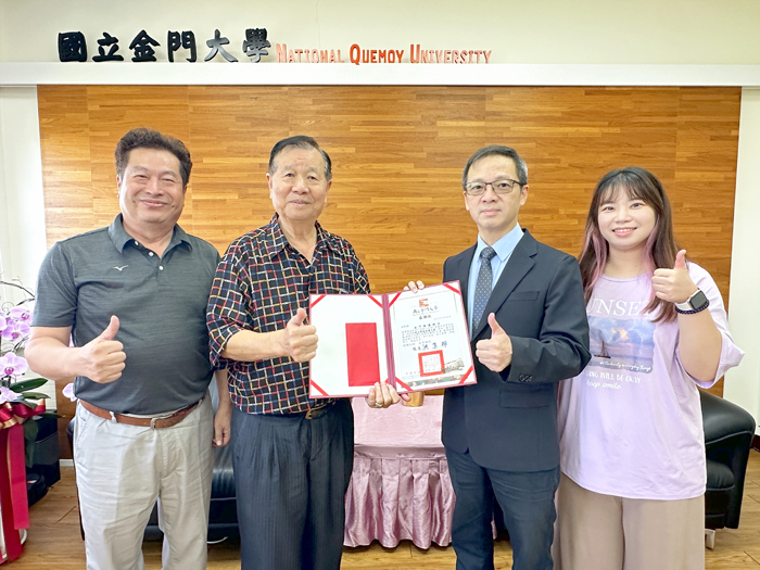 護國寺捐贈10萬元幫助金門大學經濟不利學子安心向學。（金門大學提供）