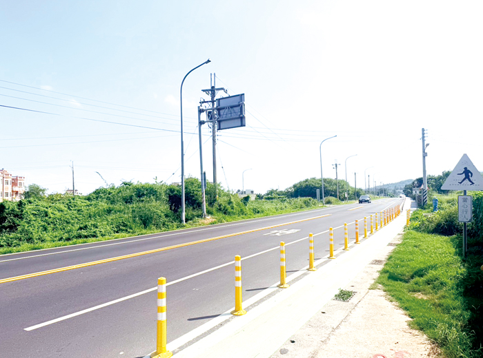縣長陳福海率隊現勘環島北路三段瓊林段拓寬工程，實地了解道路、人行空間及排水設施改善情形。（李映蓉攝）