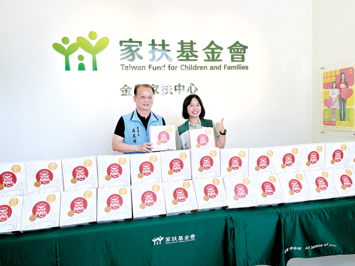 金酒公司董事長吳昆璋（左）親自前往金門家扶中心捐贈秋節禮盒，由家扶中心主任洪依帆（右）代表接受。（高凡淳攝）