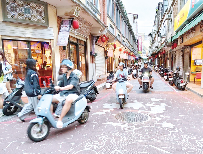 十月連假多，兩岸遊客跨海來到，將帶來觀光旅遊新活力。（李金生攝）